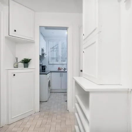 & Cosy Parisian Style Apartment